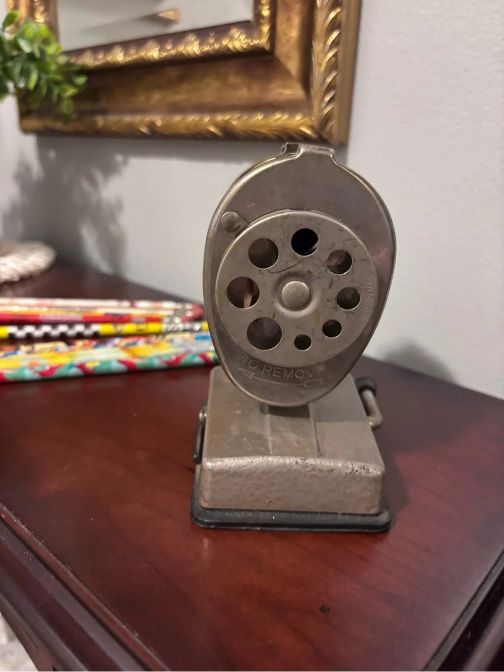 Boston vacuum mount Metal Pencil Sharpener w/Free Disney/NFL/NY Taxi Pencils.